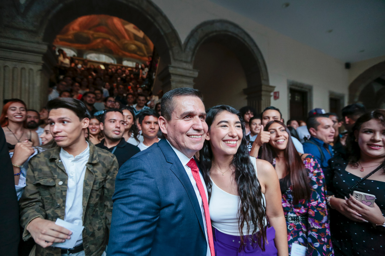 Maestro César Barba junto a Zoé García Romero presidenta de la feu