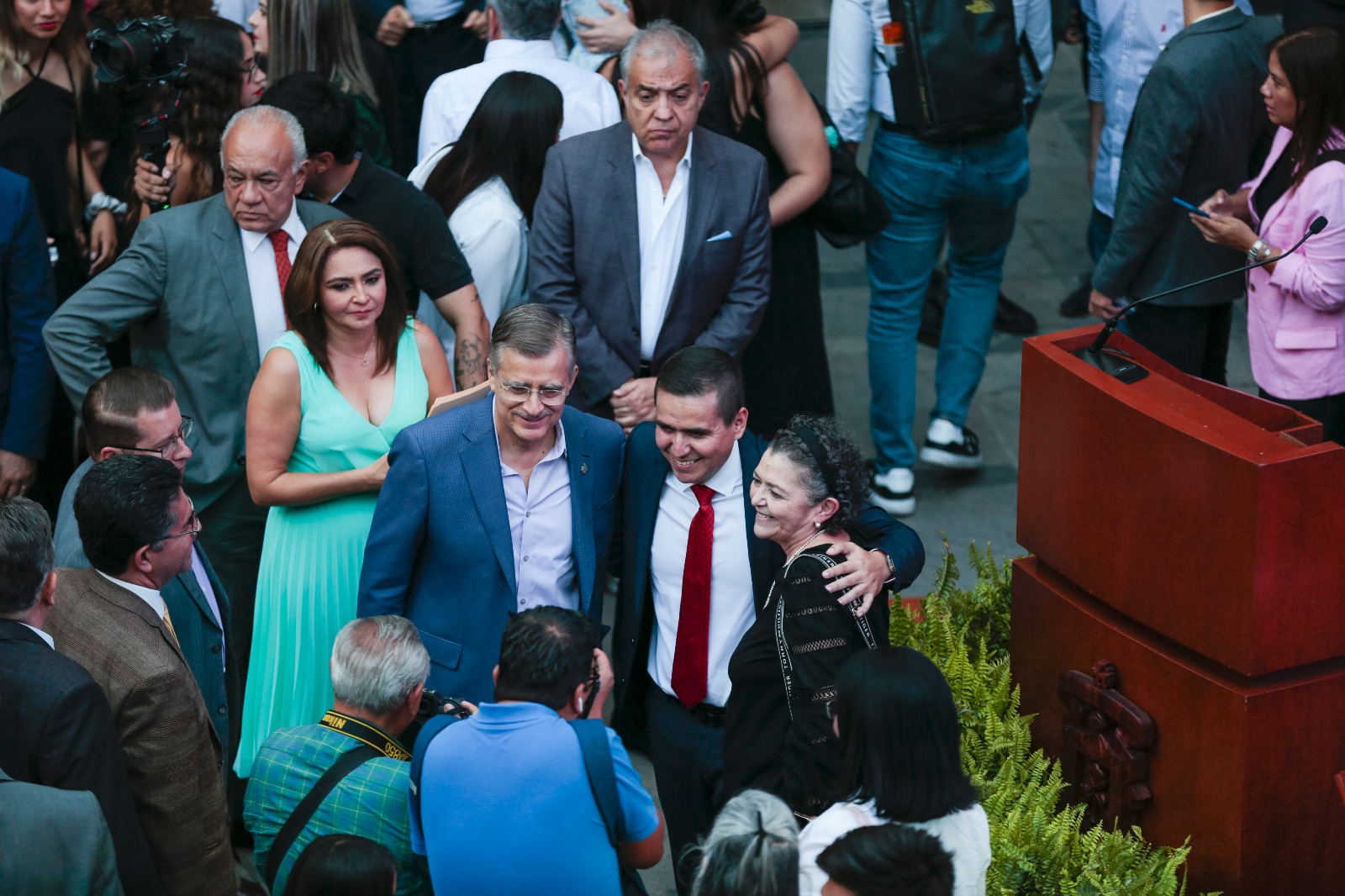 Maestro César Barba junto a asistentes al evento