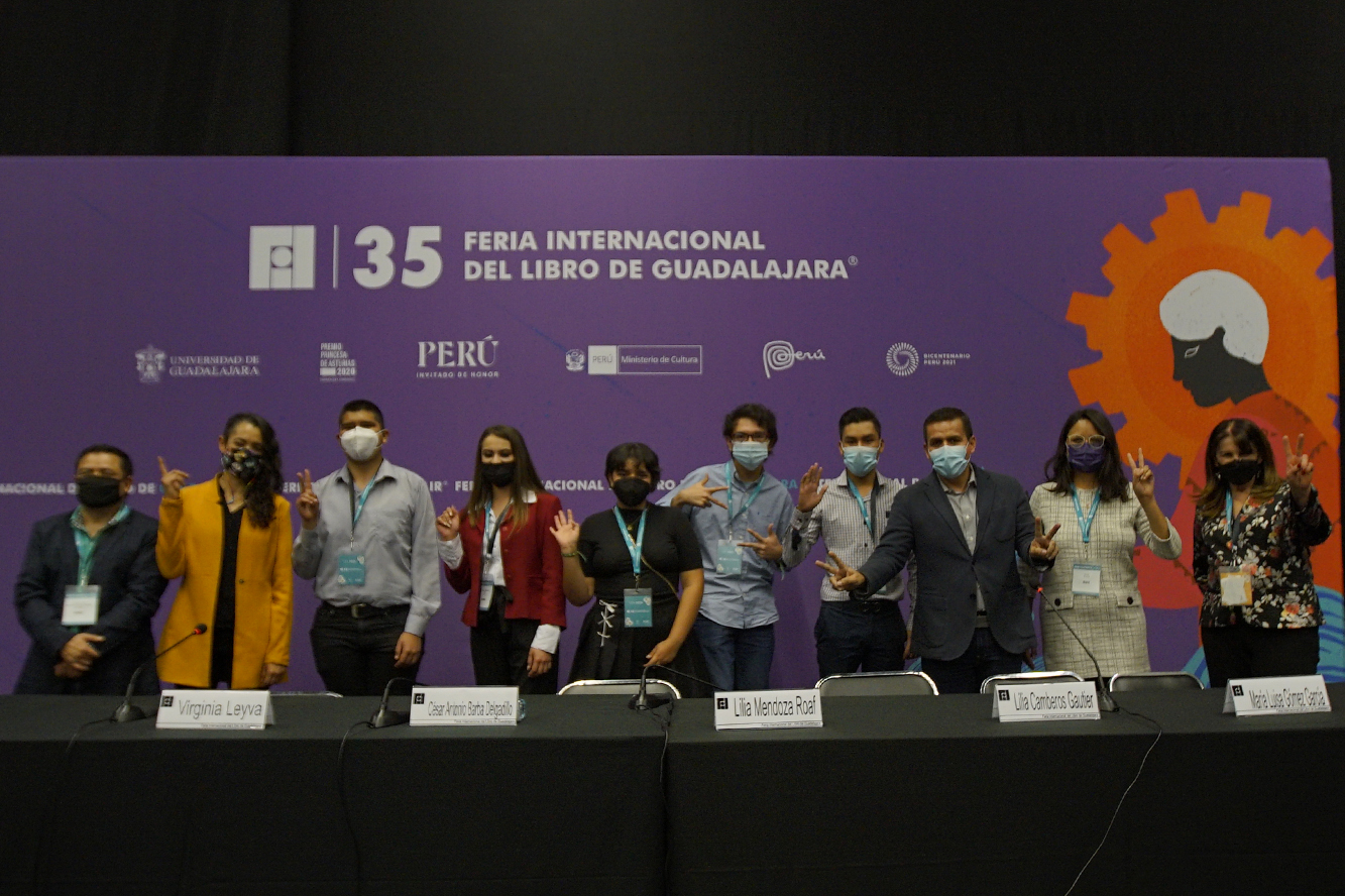 Autoridades y participantes del evento frente a asistentes