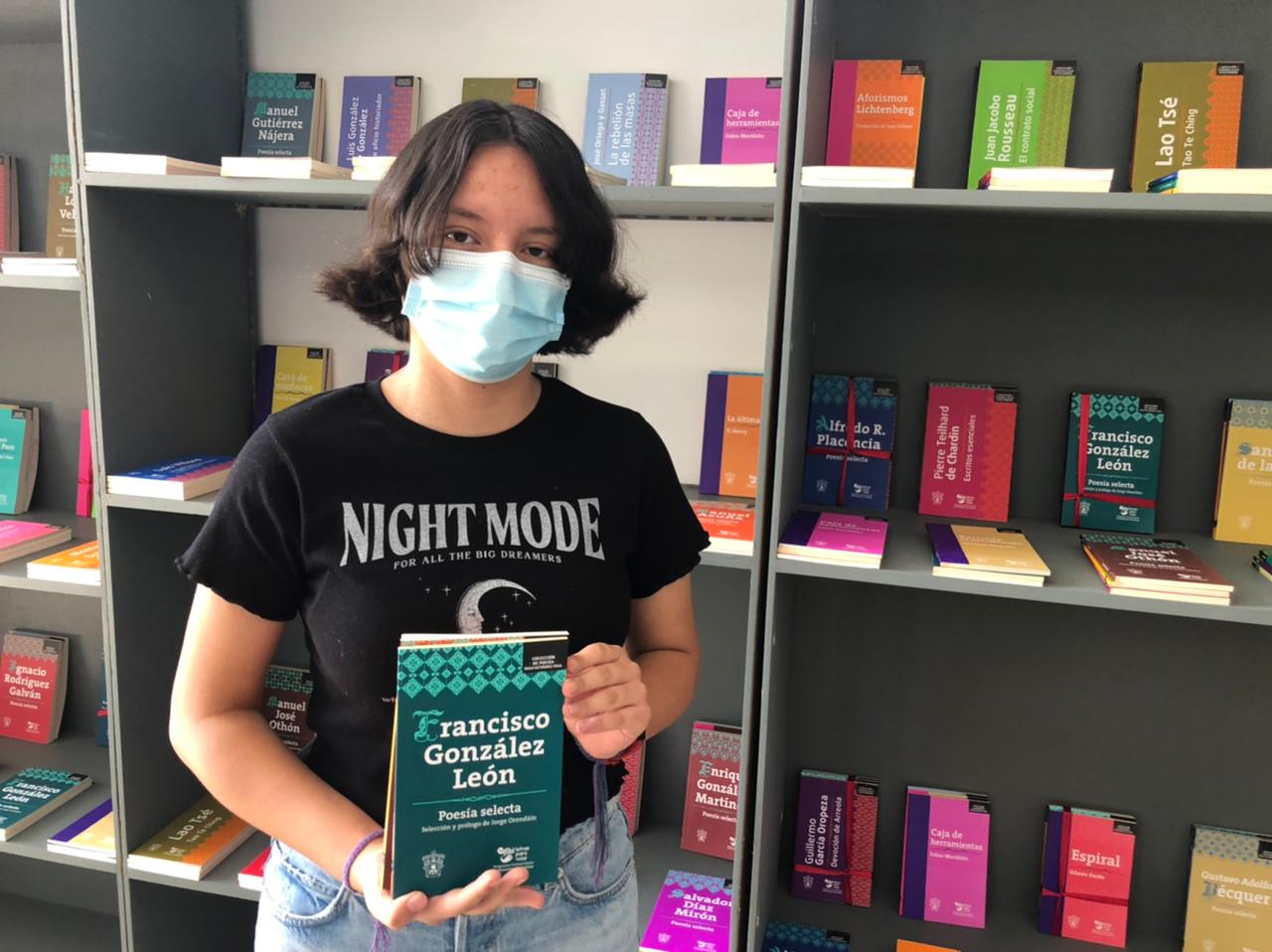 Joven muestra libro
