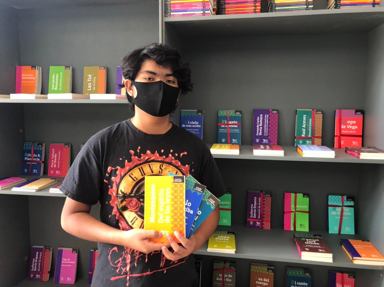 Joven muestra libro