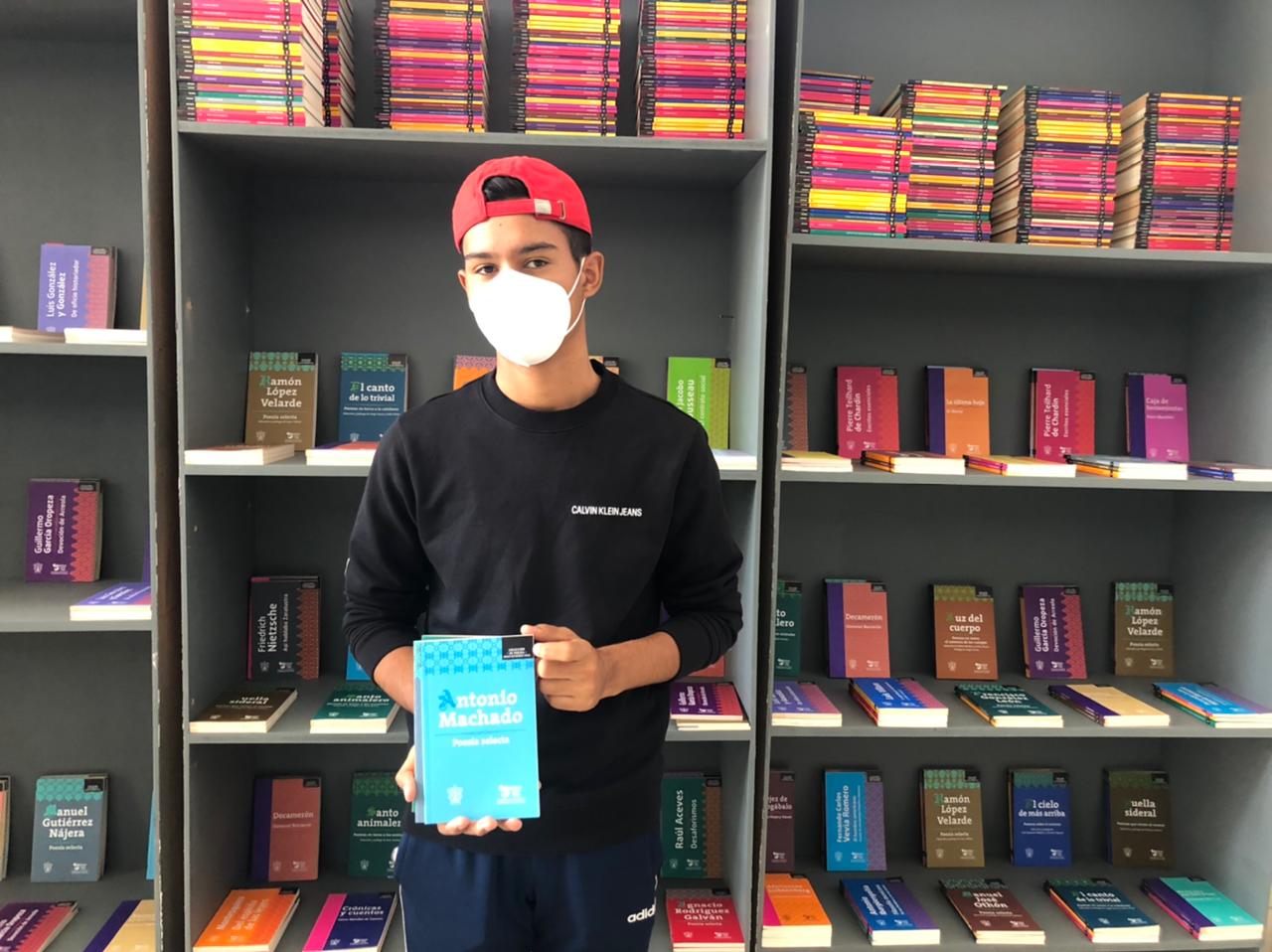 Joven muestra libro