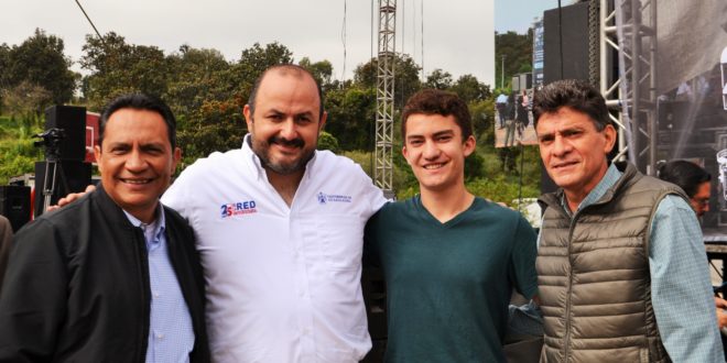 Alumnos junto a rector general de la u de g
