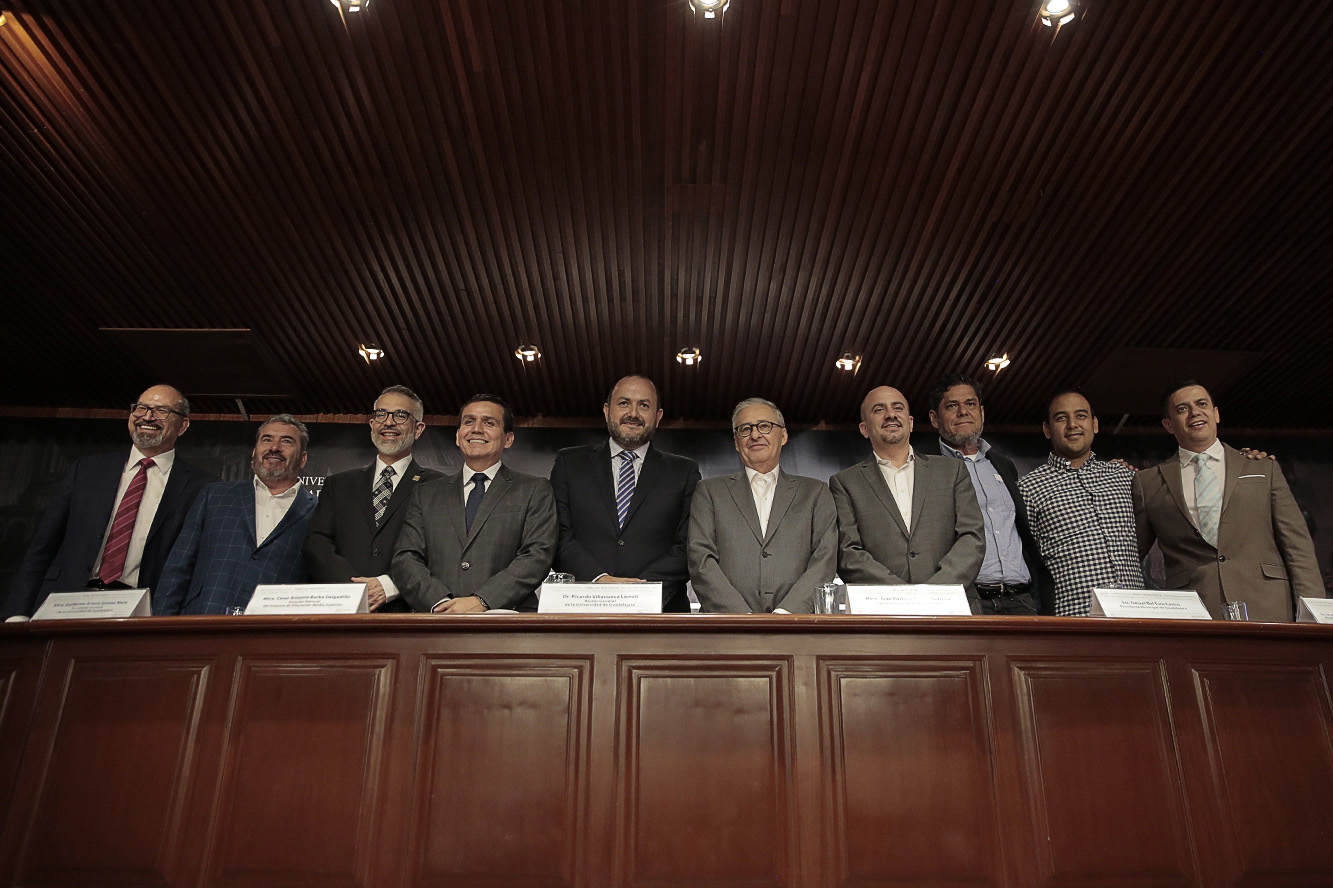Autoridades del evento en presidium