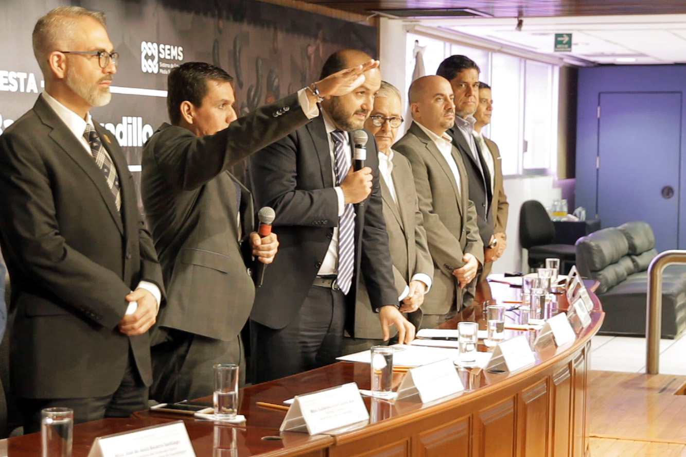 Autoridades del evento en presidium