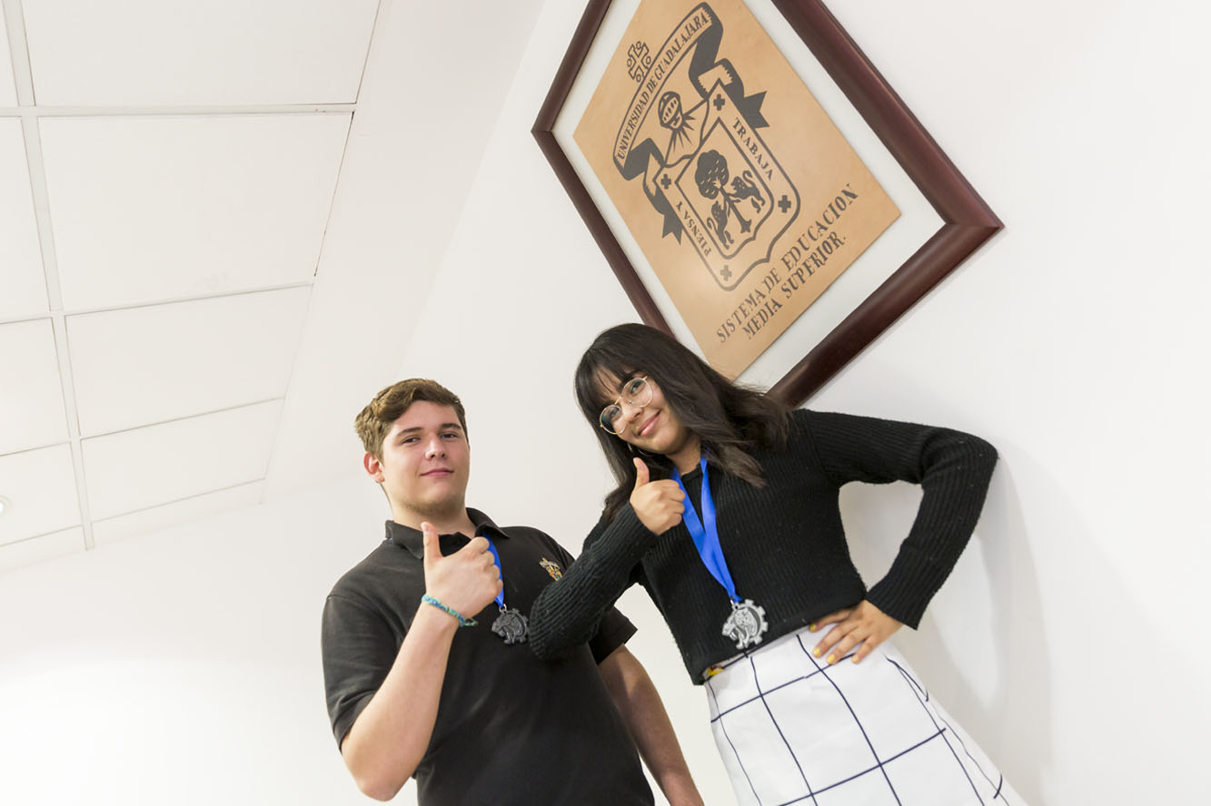 Alumnos saludando