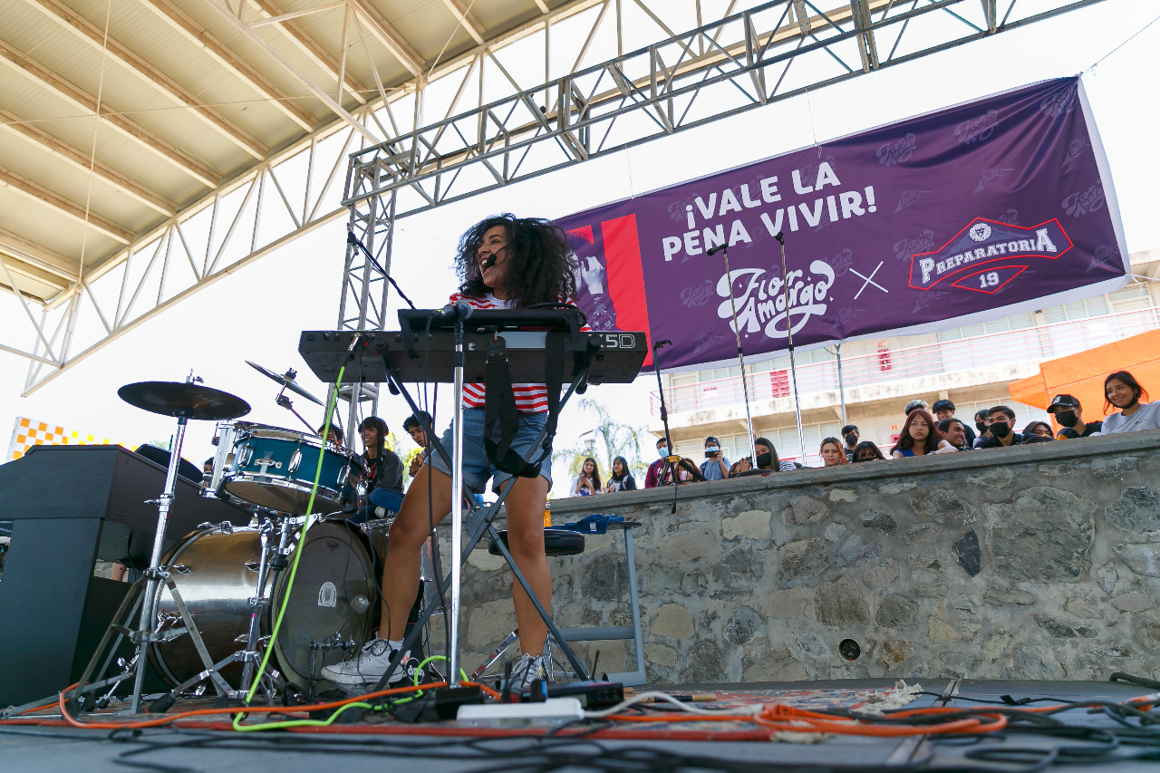 cantante mexicana Flor Amargo en escenario