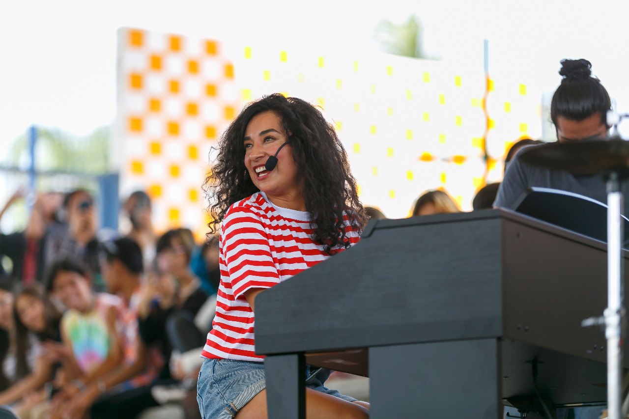 cantante mexicana Flor Amargo en escenario