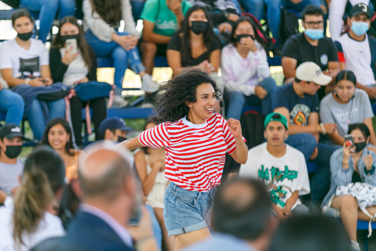 cantante mexicana Flor Amargo en escenario