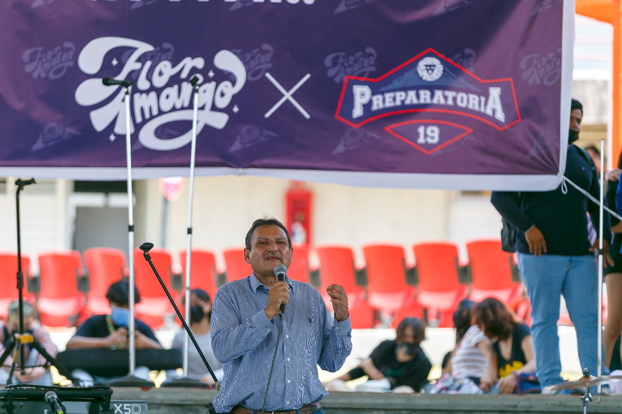 Director del plantel en uso de la voz