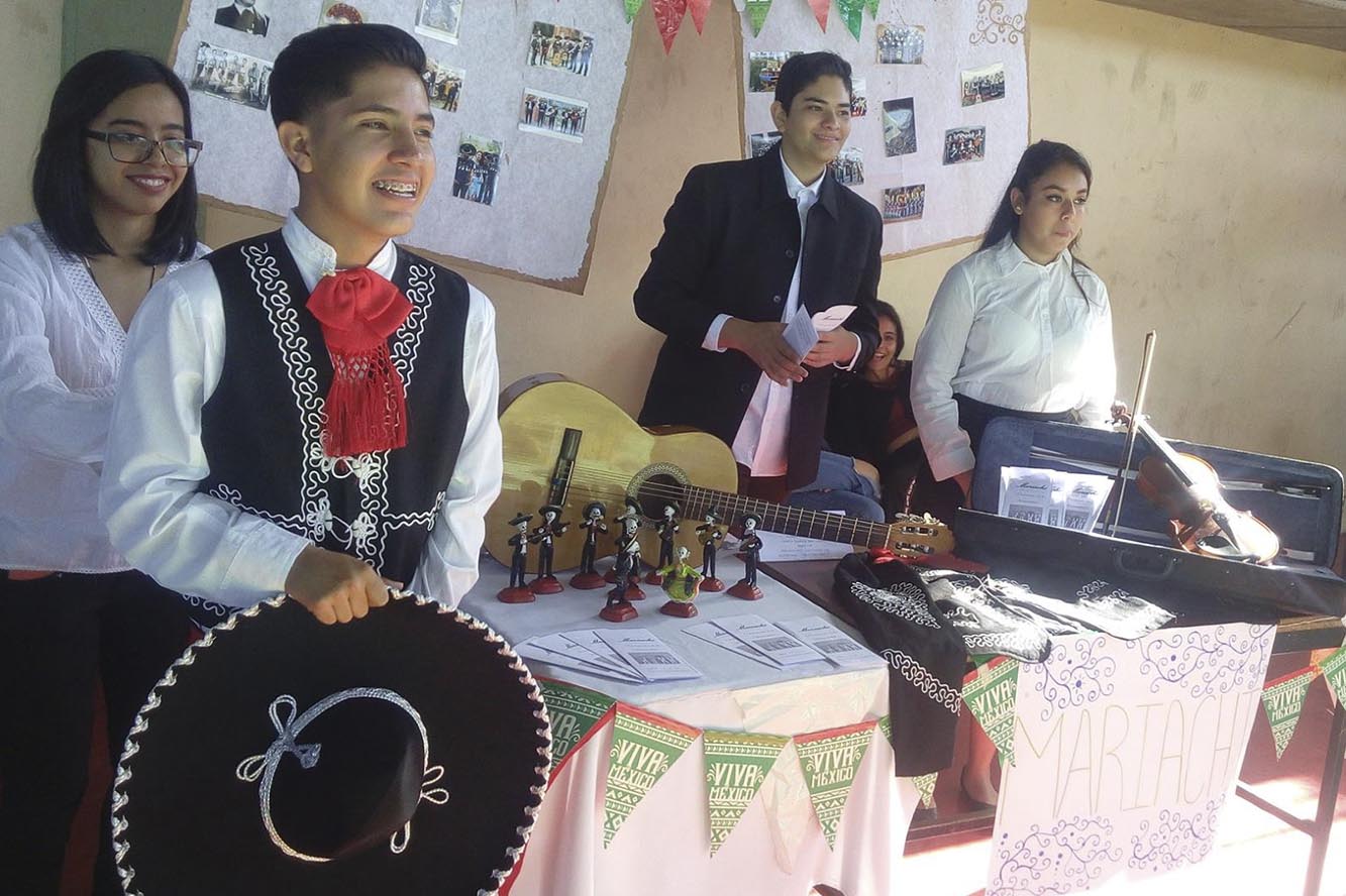 Alumnos en estand