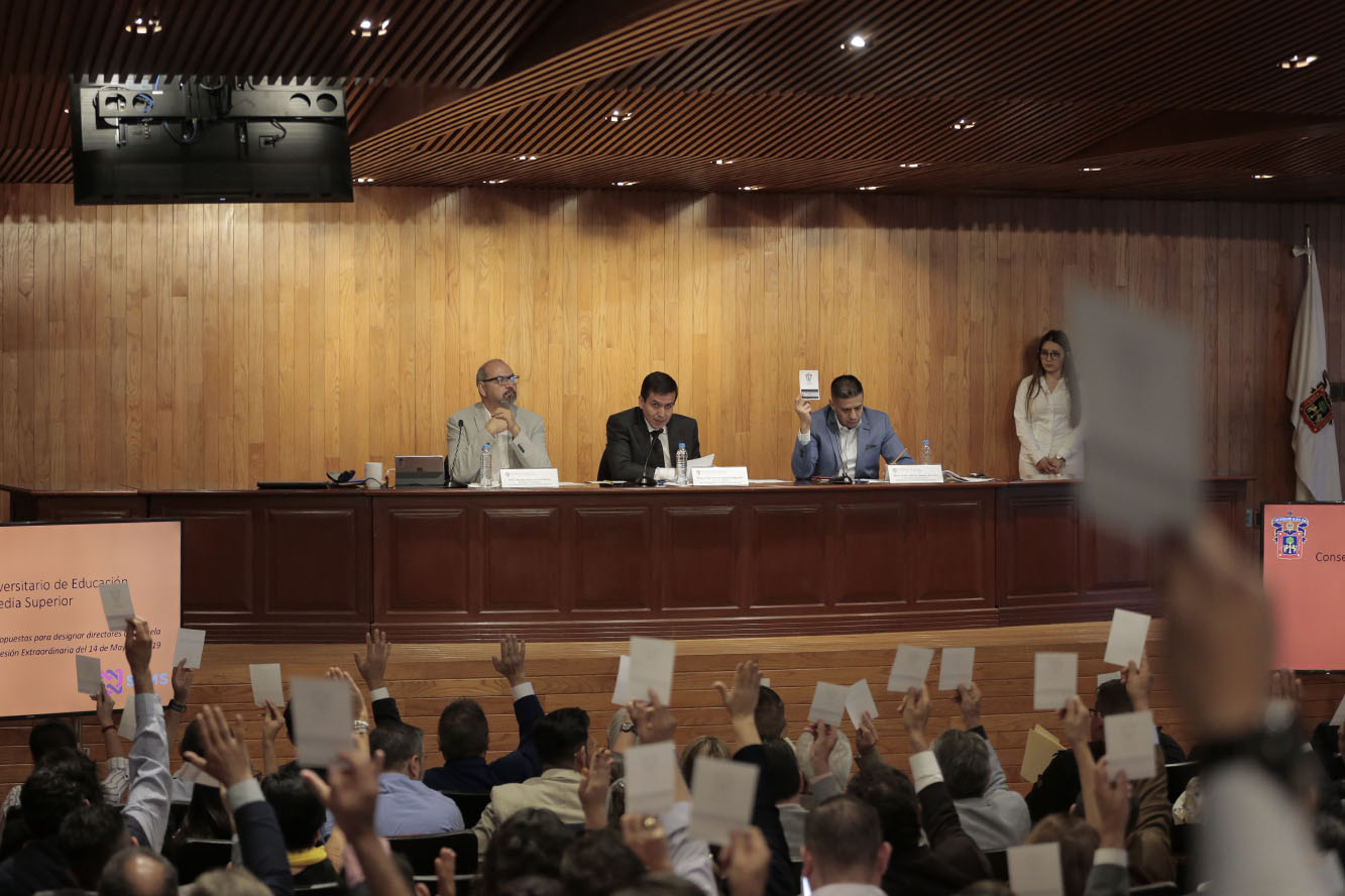 Autoridades del evento en presidium