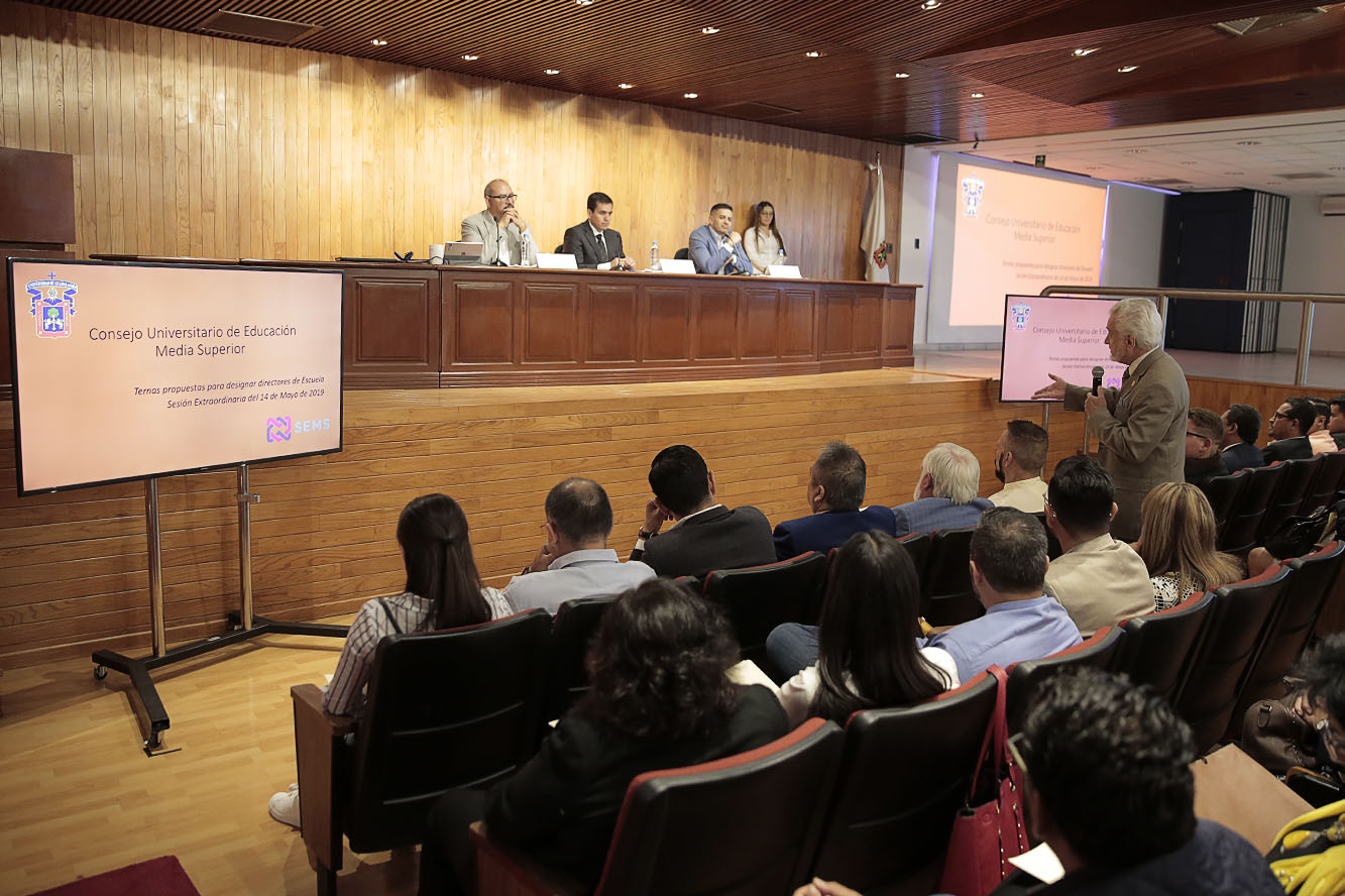 Autoridades del evento en presidium