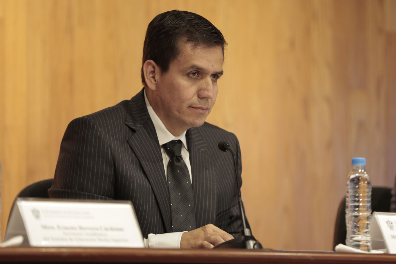 Autoridades del evento en presidium