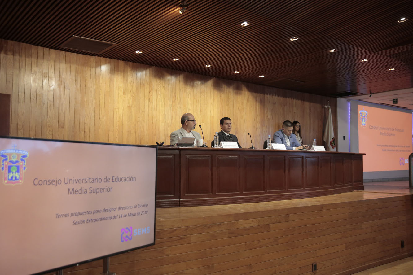 Autoridades del evento en presidium