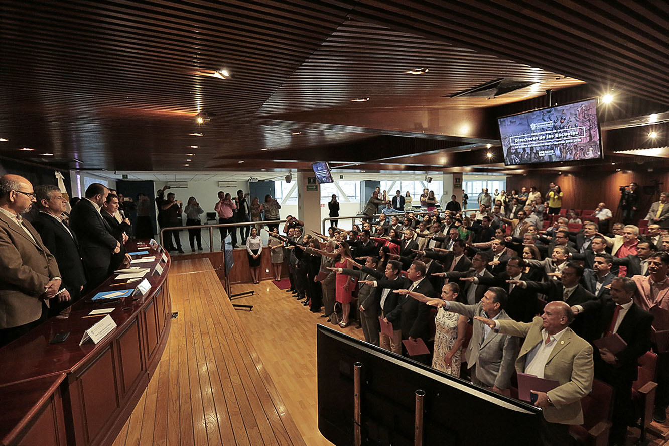 Autoridades del evento frente a asitentes