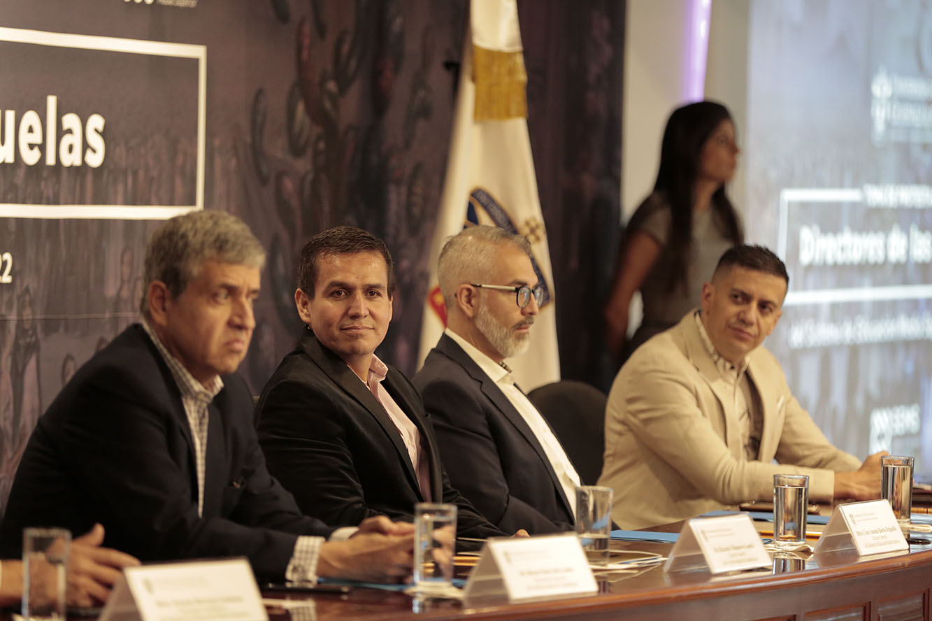 Autoridades del evento frente a asitentes