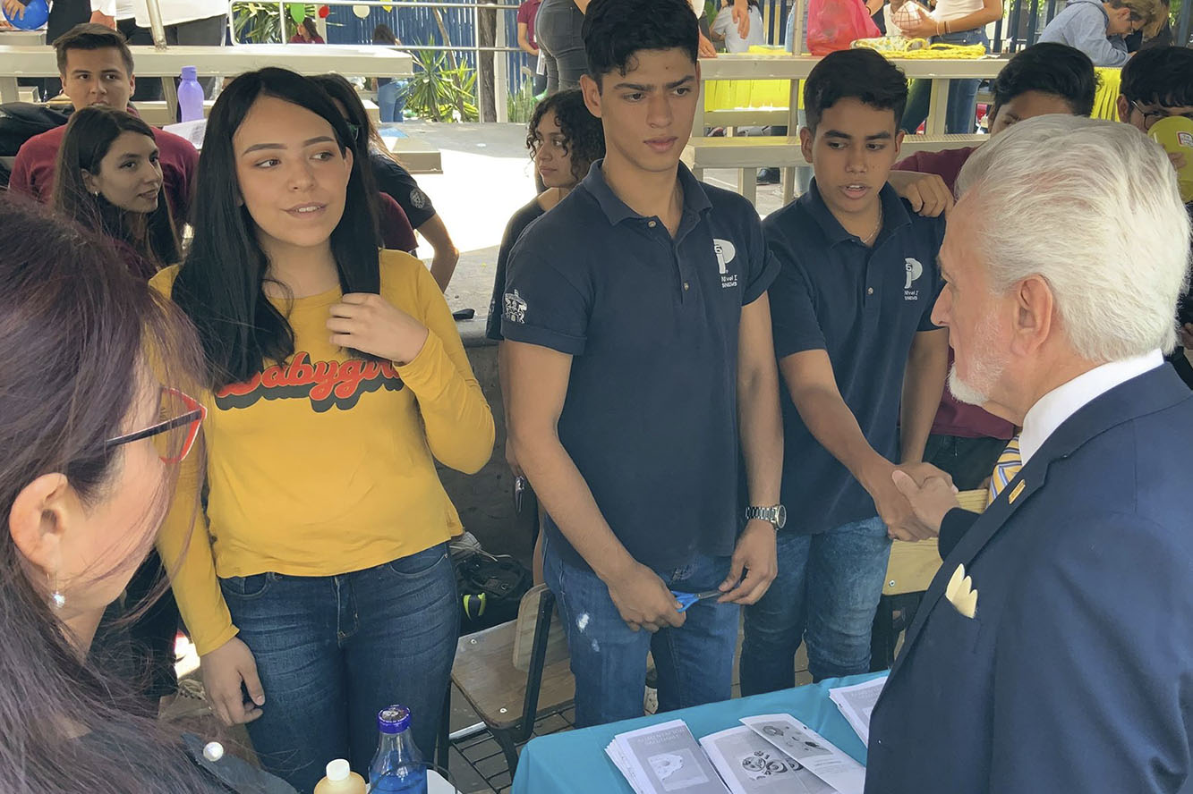 Alumnos en estand