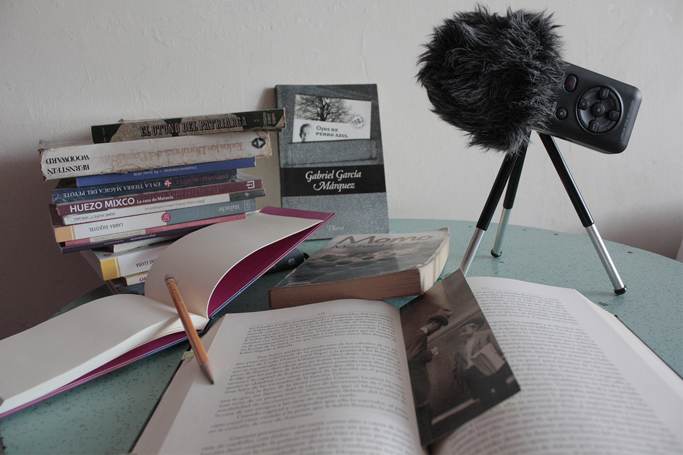 libros sobre una mesa