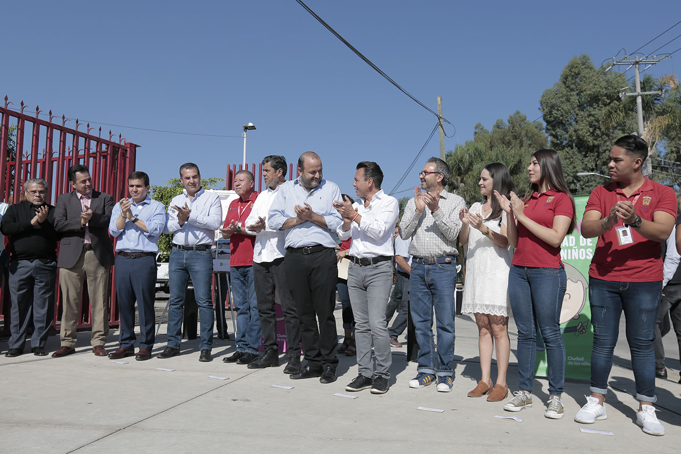 Autoridades del evento en instalaciones del plantel