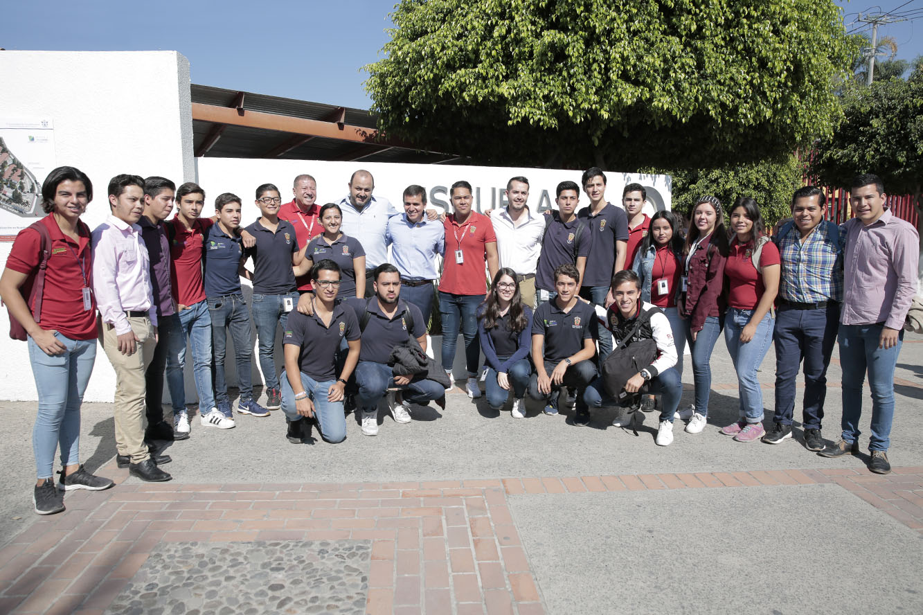 Autoridades del evento en instalaciones del plantel