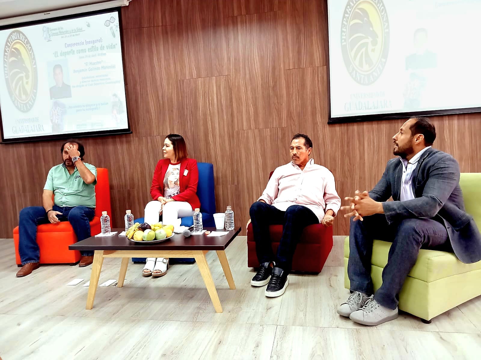 Autoridades del evento en presidium