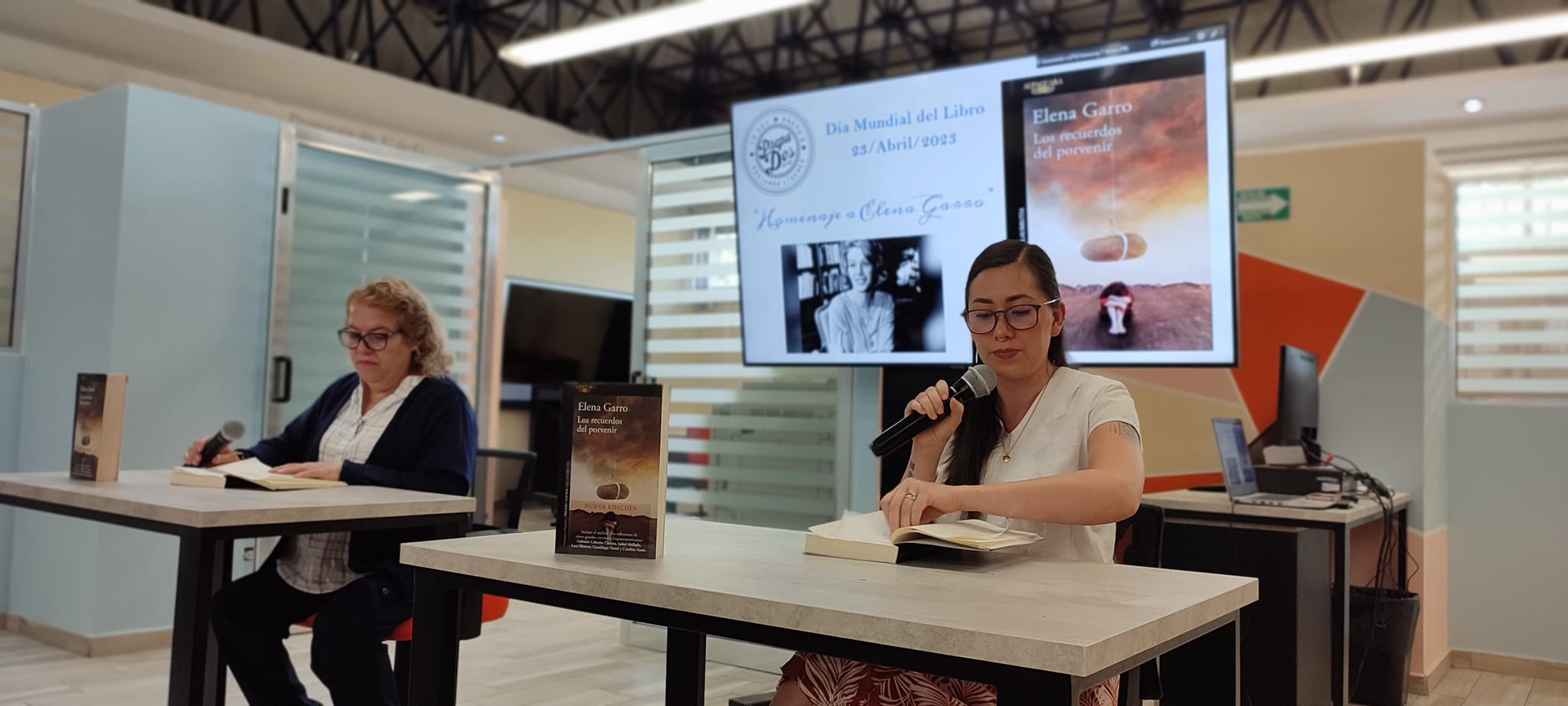 dos mujeres leen libro