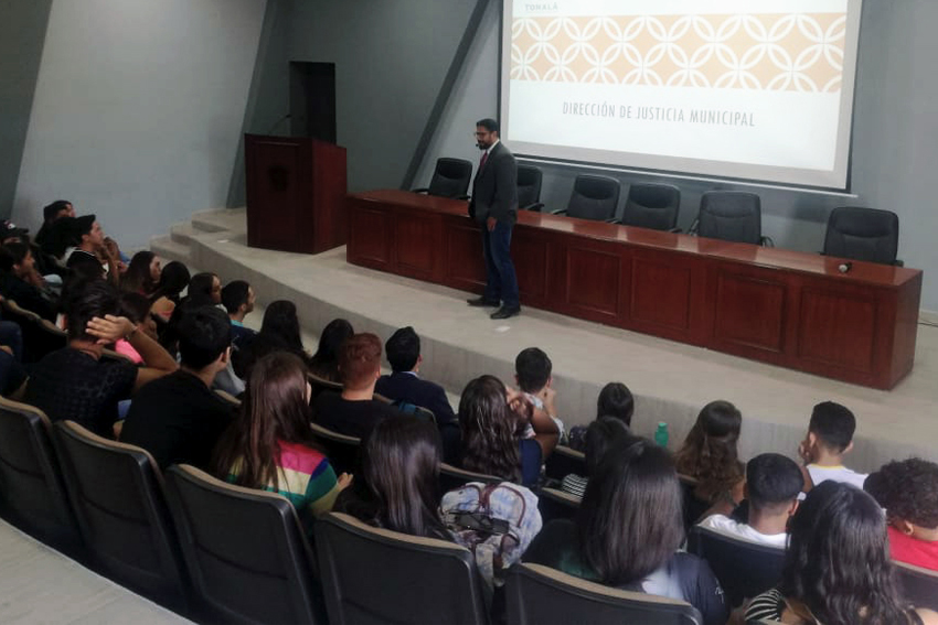 Expositor en auditorio frente a asistentes