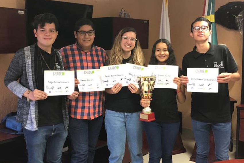 Grupo de alumnos con diplomas