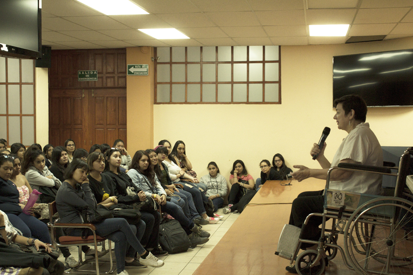 Conferencista en auditorio