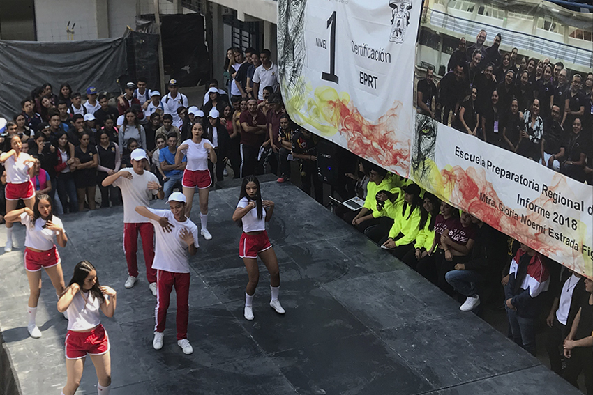 Grupo de alumnos en escenario