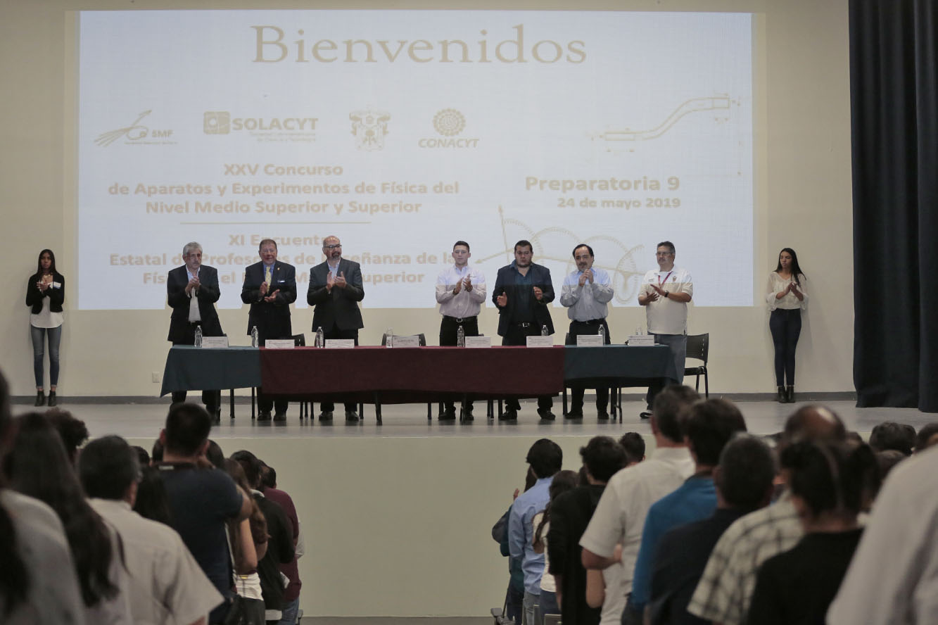 Autoridades del evento frente a asistentes en auditorio