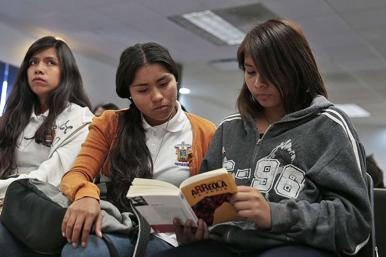 Alumnas leen un libro
