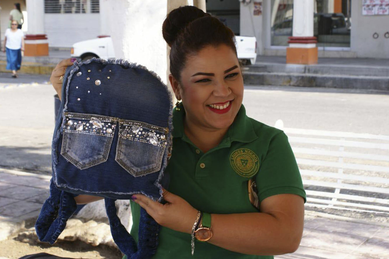 Alumna sostiene una mochila