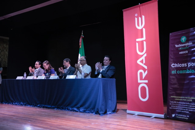 Autoridades del evento en presidium