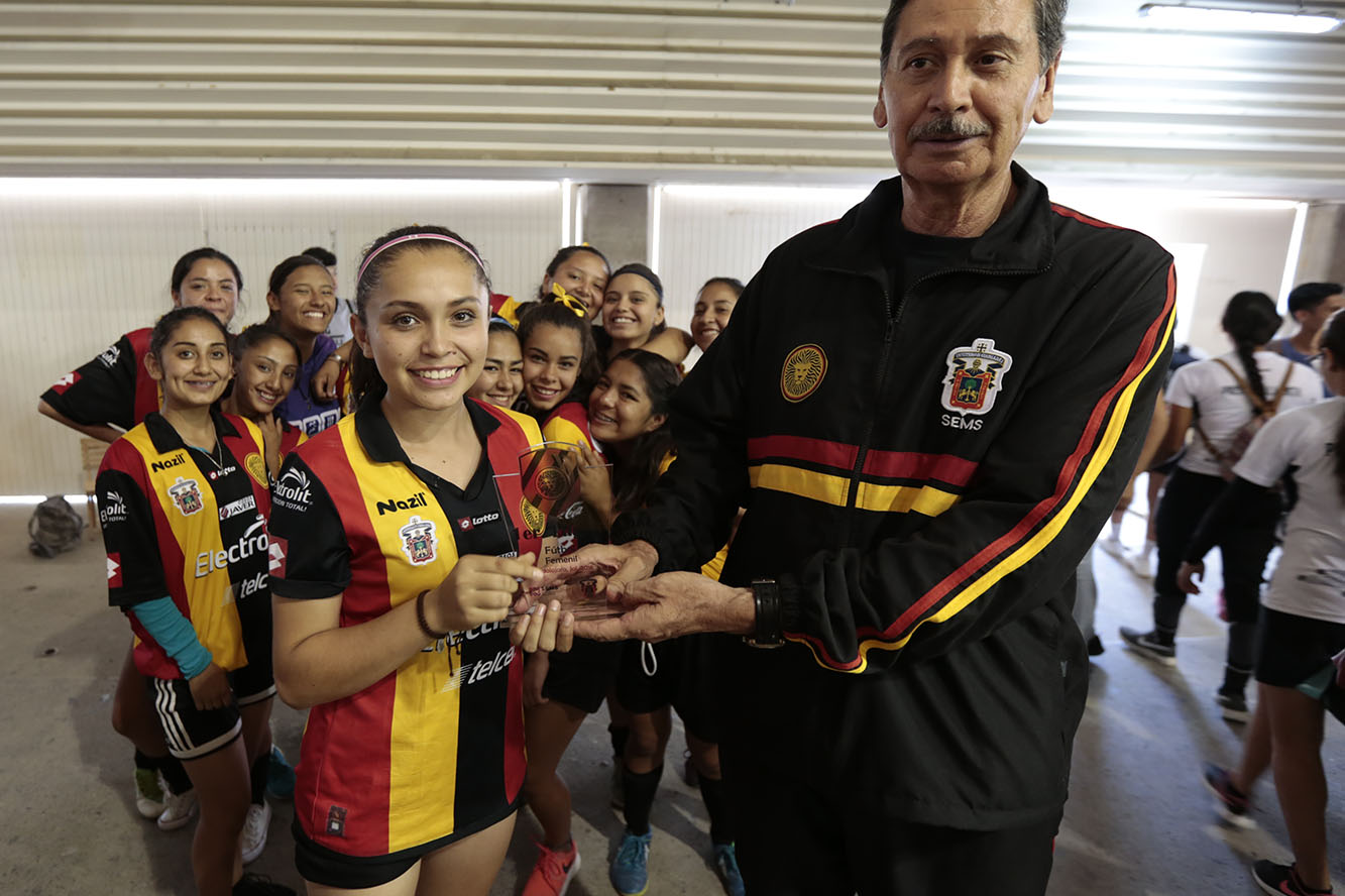 Alumnos y docente con premio