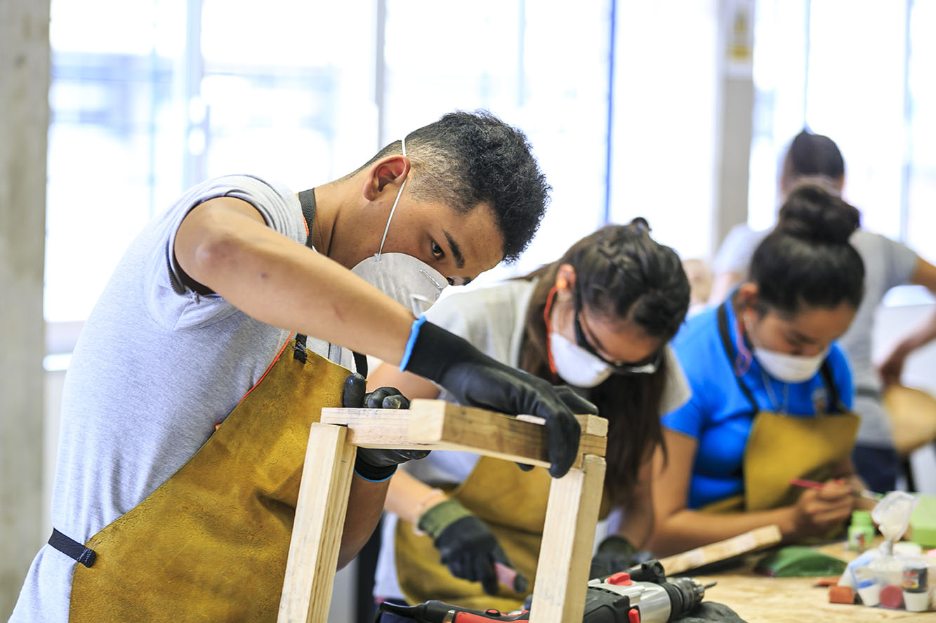 Alumnos trabajando en taller