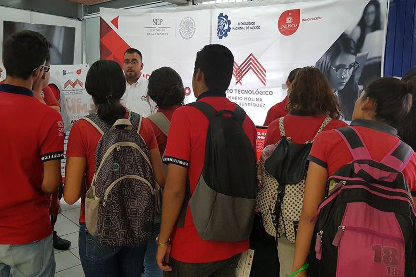 Alumnos en estand