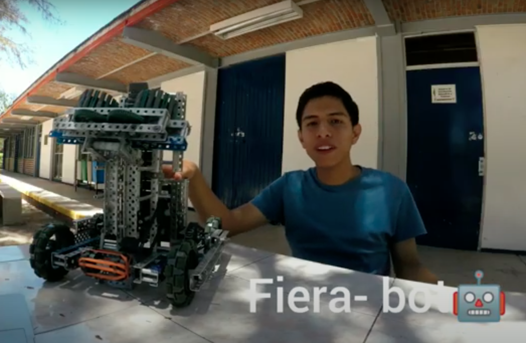Alumno junto a robot