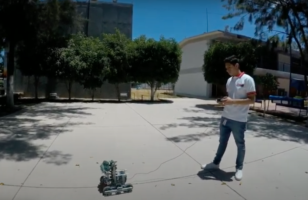 Alumno maniobra robot