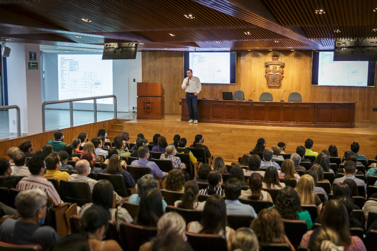 Maestro César Barba Delgadillo director del sems frente a asistentes en auditorio