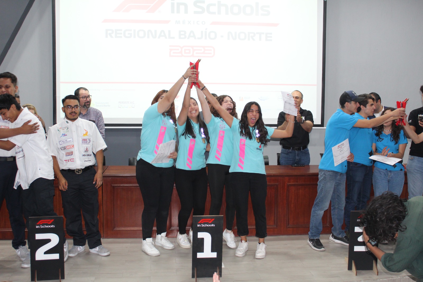 escudería ganadoras con sus trofeos