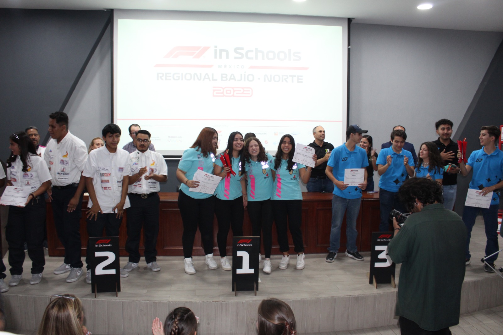 escudería ganadoras con sus trofeos