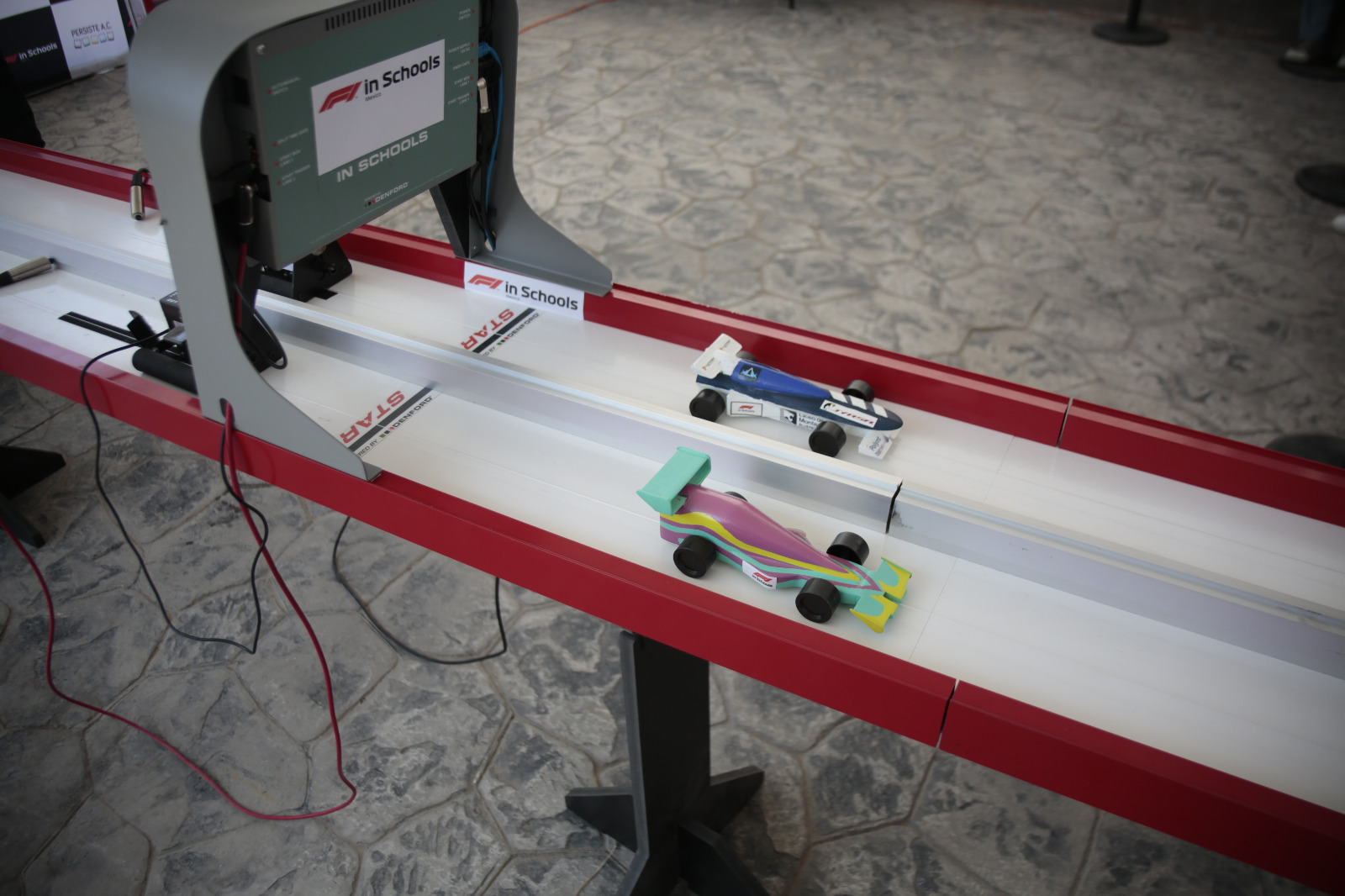 Autos escala en pista F1 in Schools México