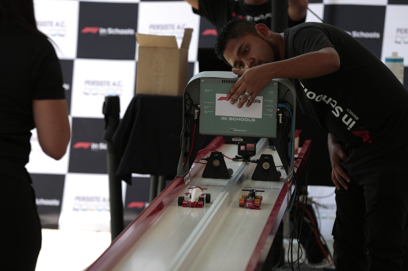 Autos escala en pista F1 in Schools México