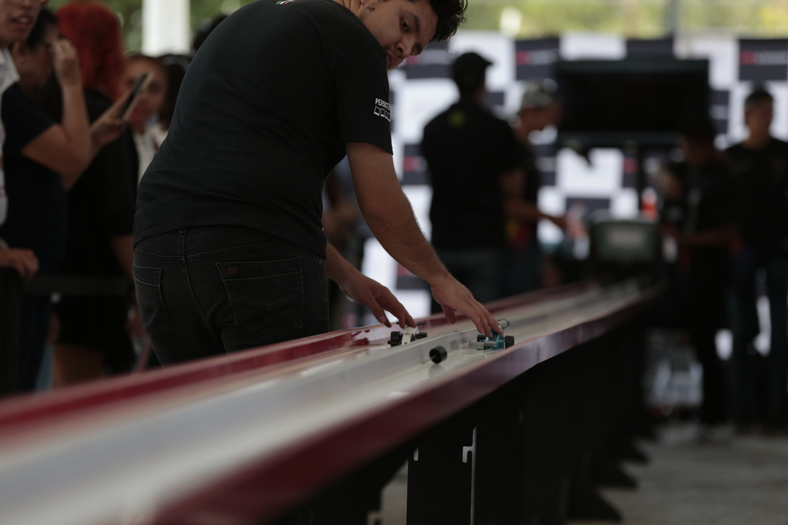 Autos escala en pista F1 in Schools México