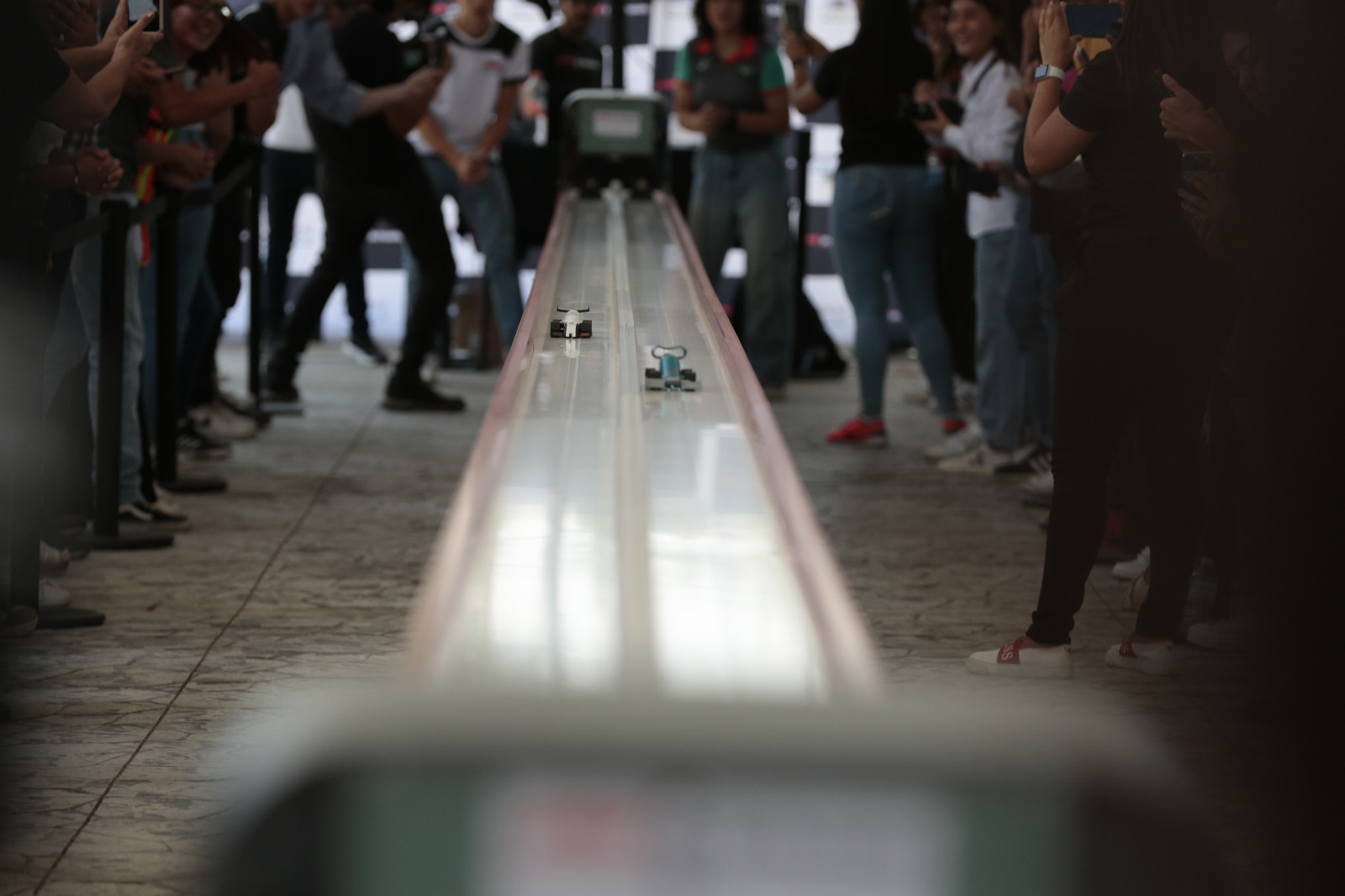 Autos escala en pista F1 in Schools México