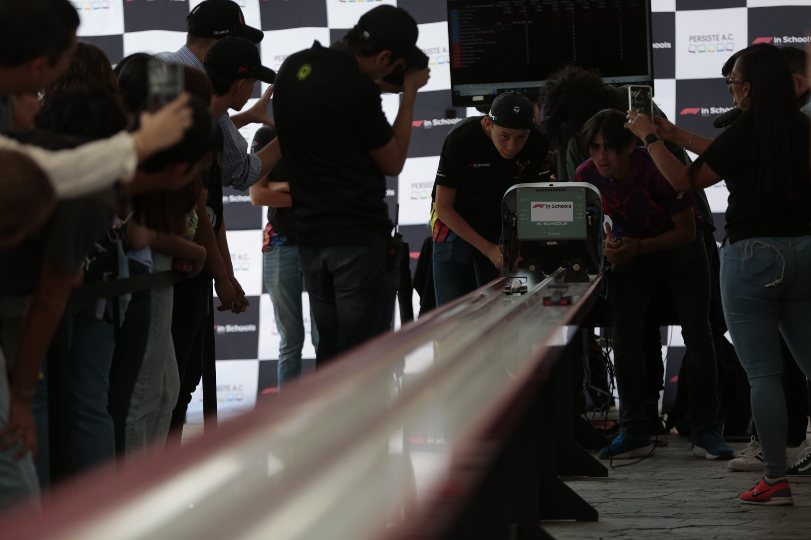 Autos escala en pista F1 in Schools México