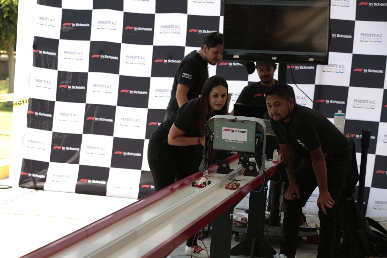 Autos escala en pista F1 in Schools México