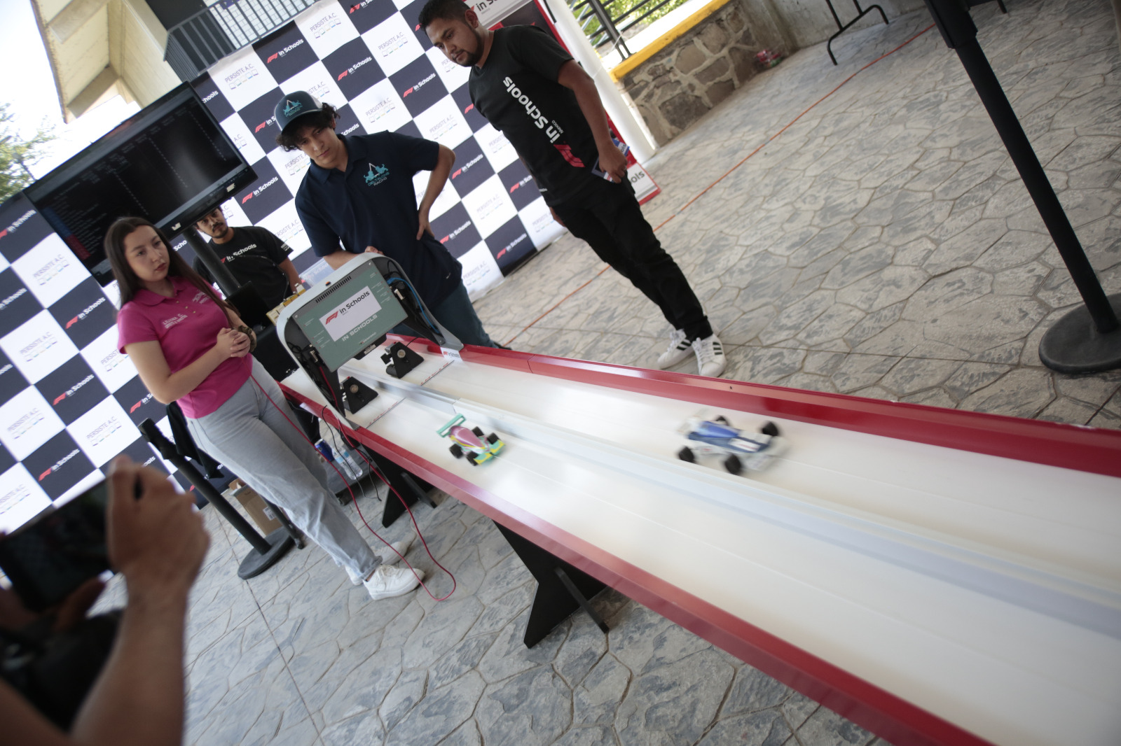 Autos escala en pista F1 in Schools México